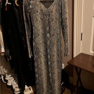 16ARLINGTON SEQUENCED DRESS. ALTERED AND CLOSED V NECK.